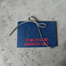 blaue 3D Karte mit Schriftzug „Nix so wie du es dir gewünscht hast“, und dekorativen kleinen Punkten